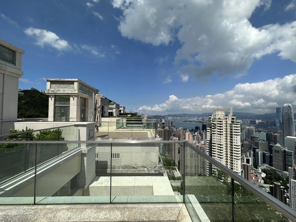 photo 14 — 28 Barker Road, The Peak