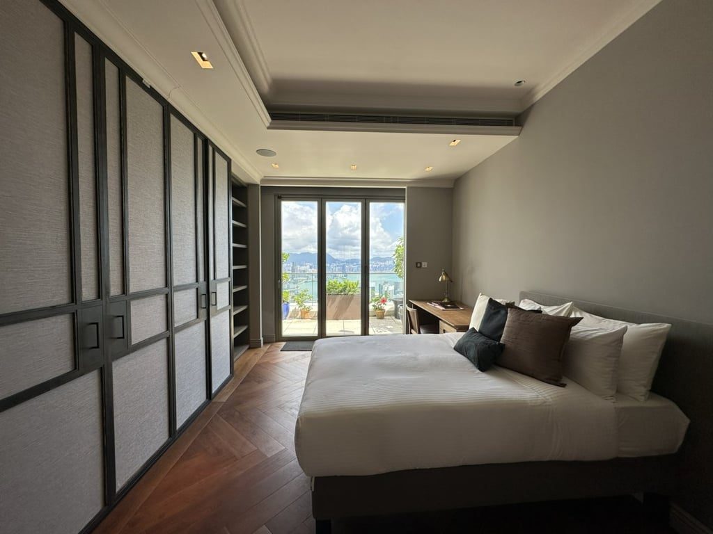 photo 24 — 28 Barker Road, The Peak