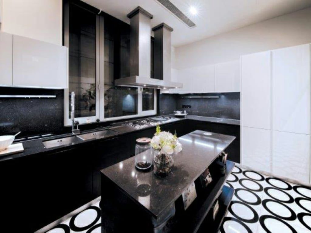photo 5 — 28 Barker Road, The Peak