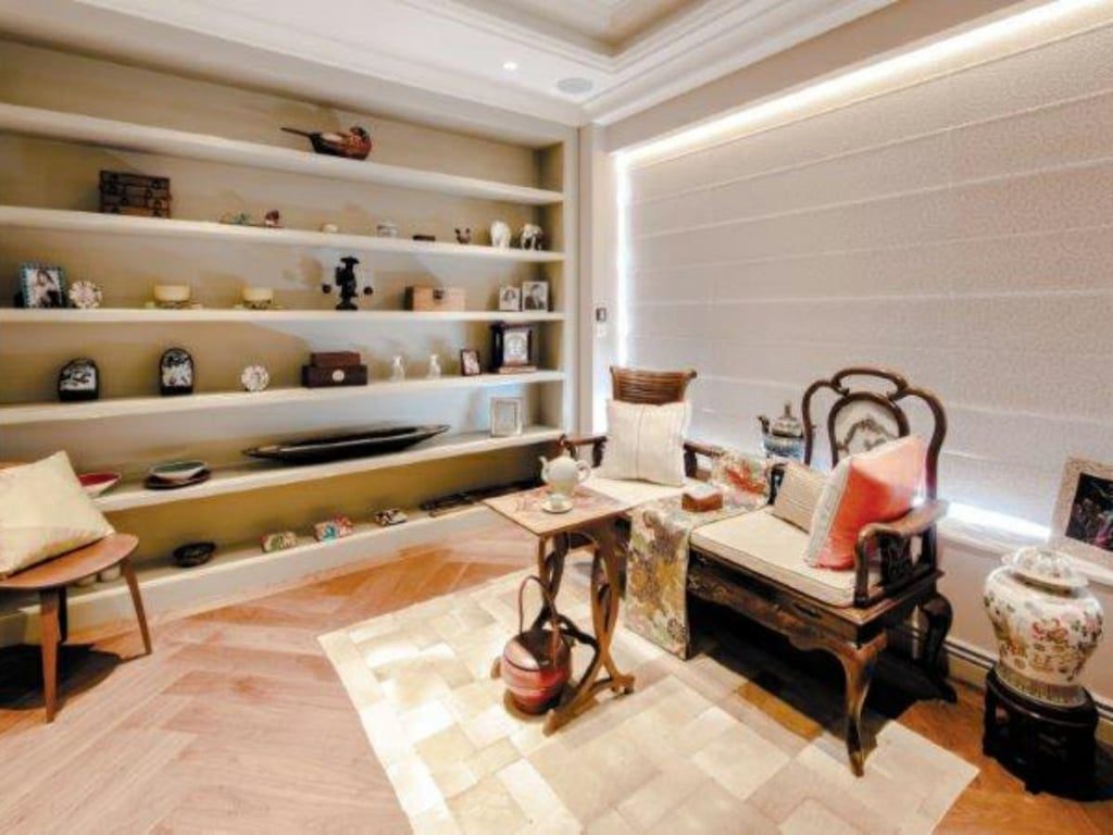 photo 6 — 28 Barker Road, The Peak