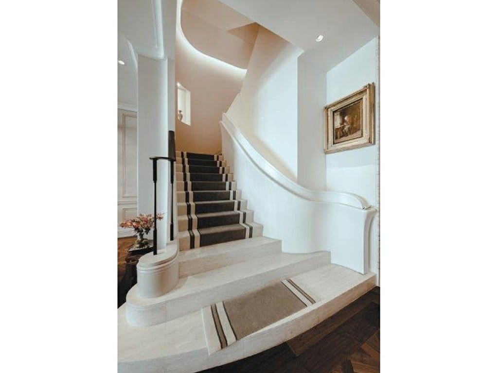 photo 7 — 28 Barker Road, The Peak