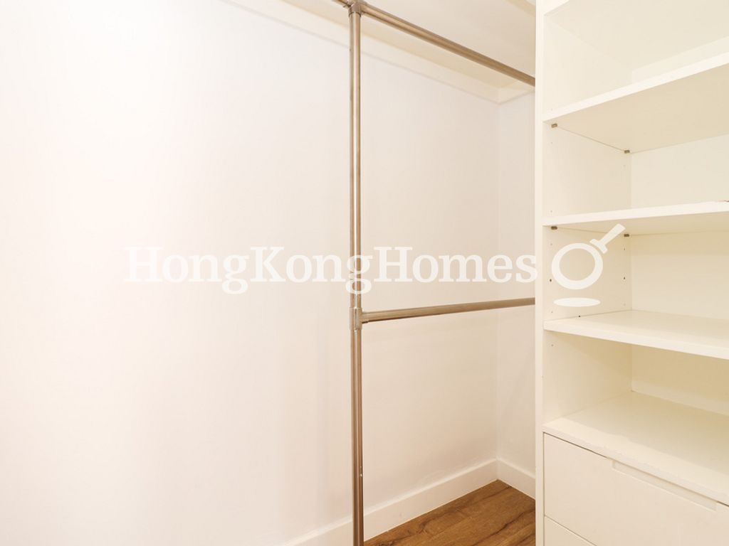 Walk-in Closet in Master Bedroom — 慧源閣，西半山