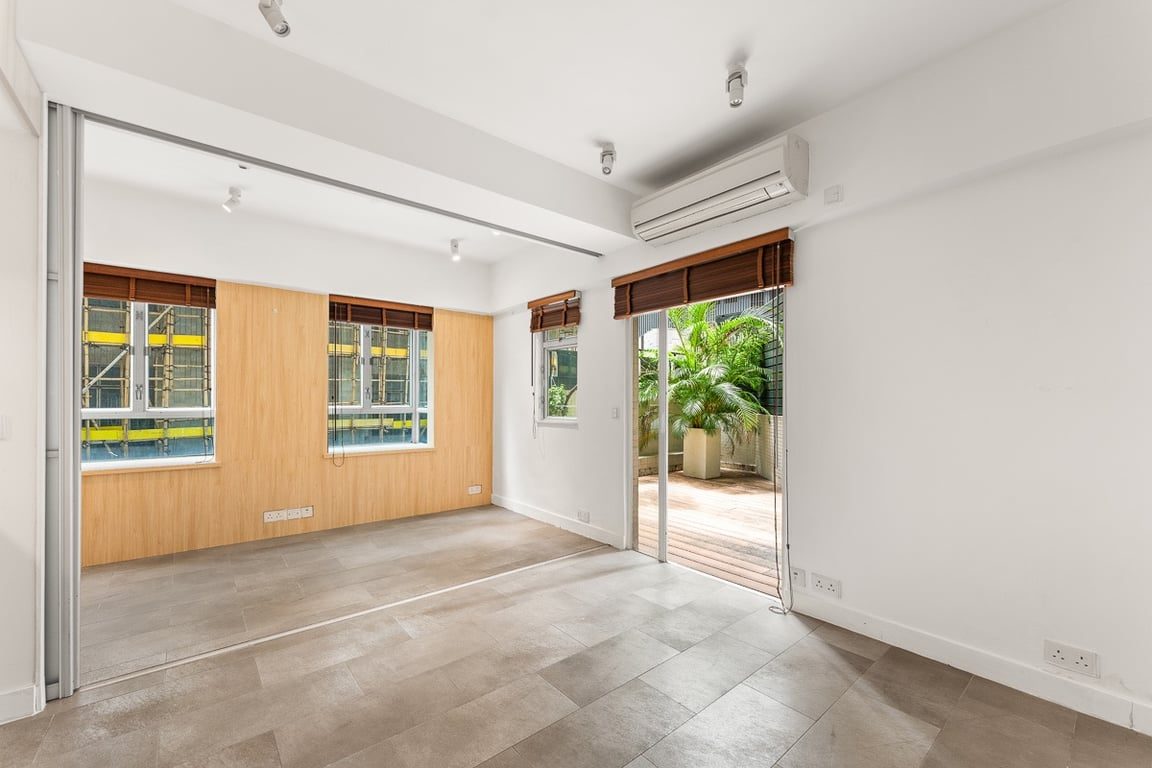 photo 2 — Windsor Court, Mid Levels West