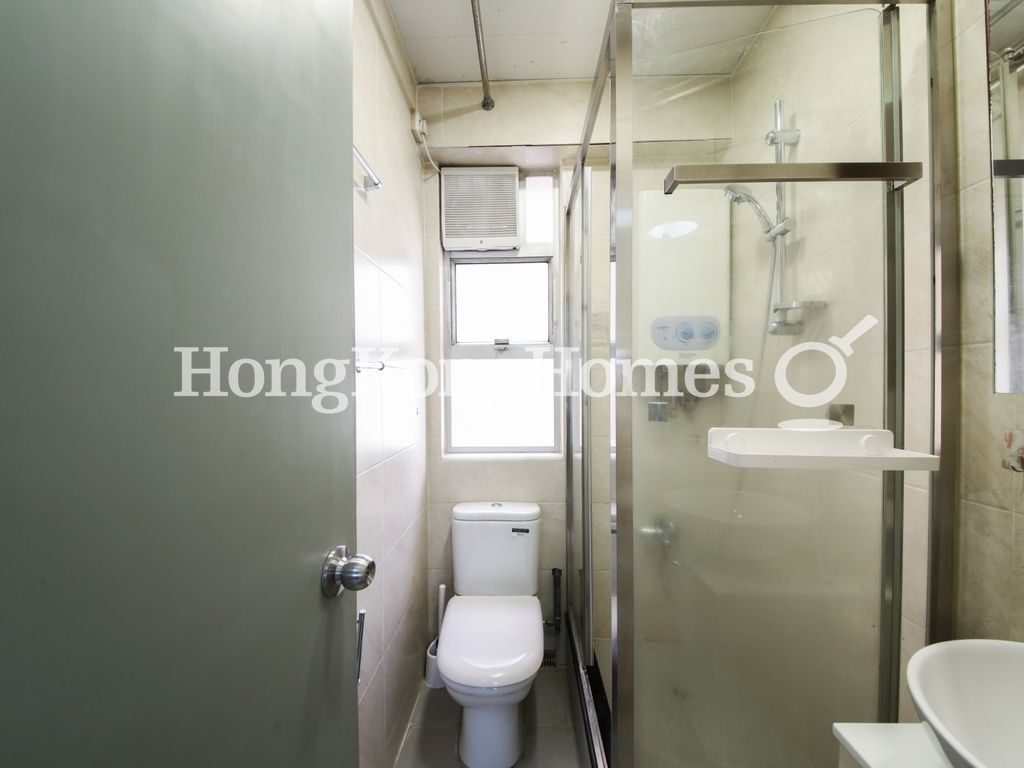 Guest Bathroom — 富裕大廈，西營盤
