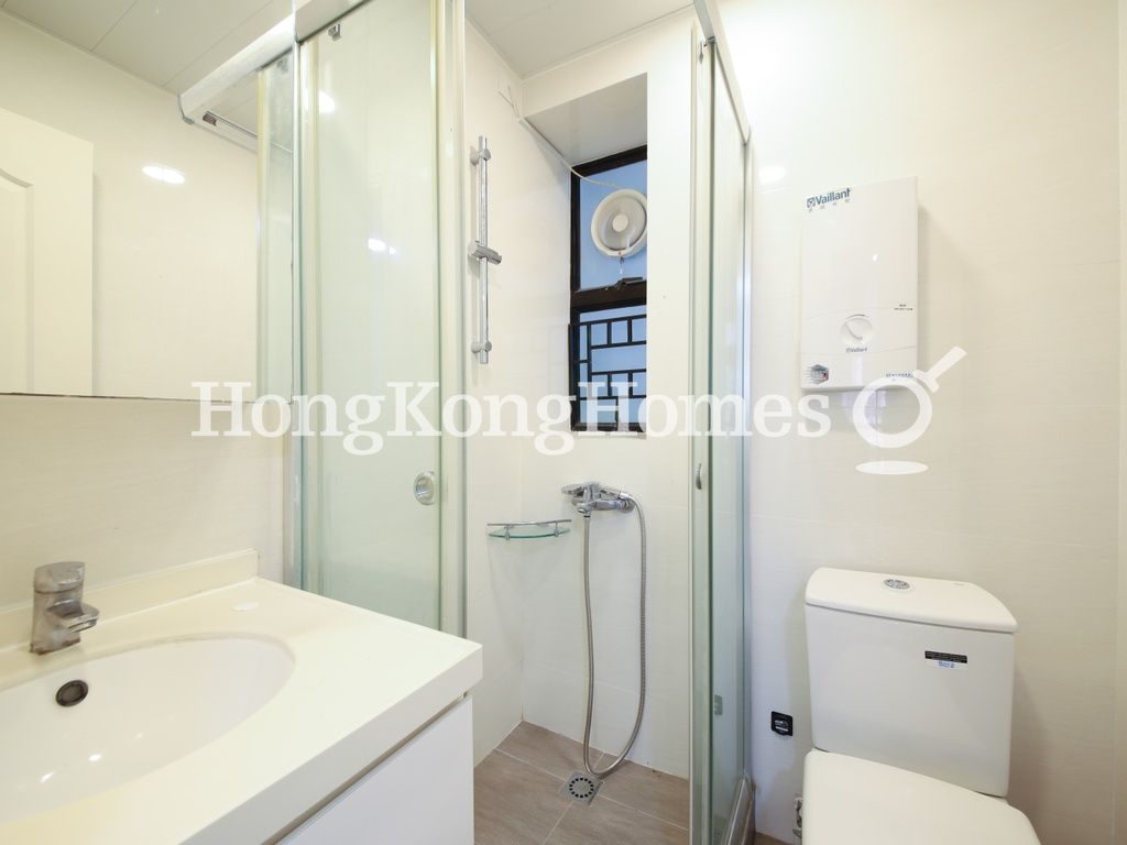 Guest Bathroom — 光明臺 2 座，大坑
