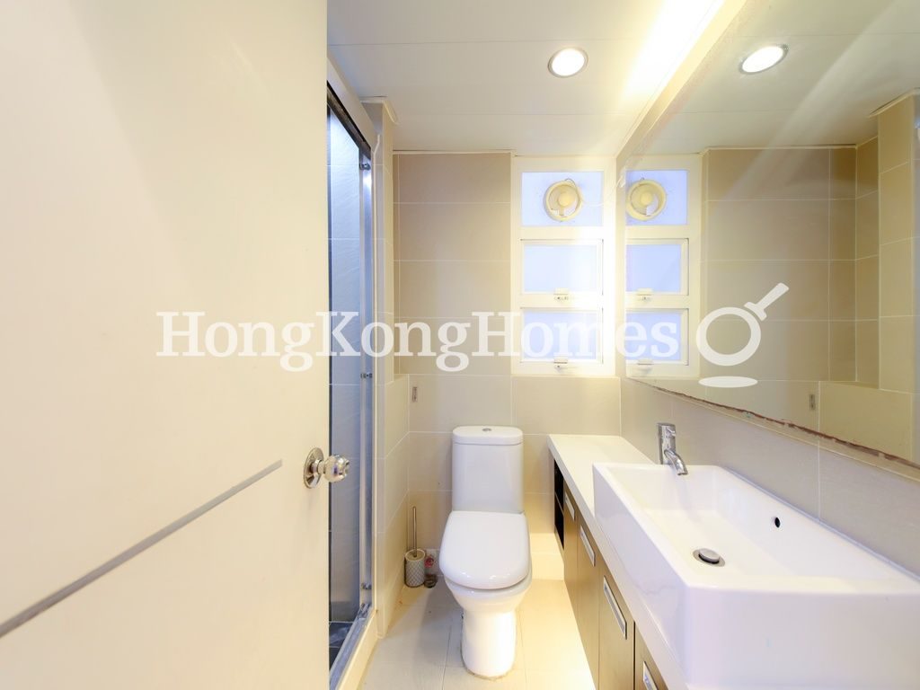 Guest Bathroom — Phoenix Court - Block 03, Mid-levels East