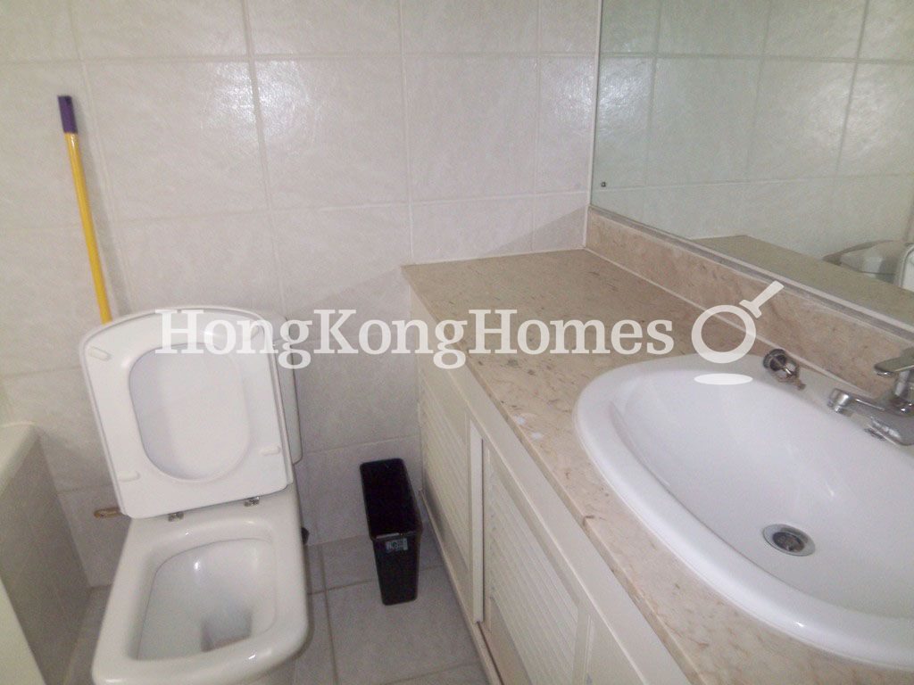 Master Bathroom — 龍華花園 1座，大坑