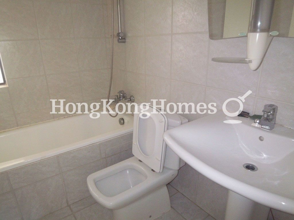 Guest Bathroom — 龍華花園 1座，大坑