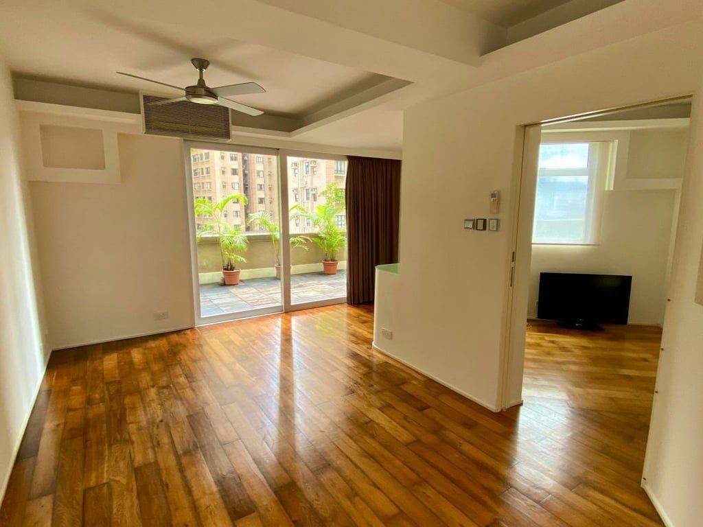 photo 4 — Roc Ye Court, Mid Levels Central
