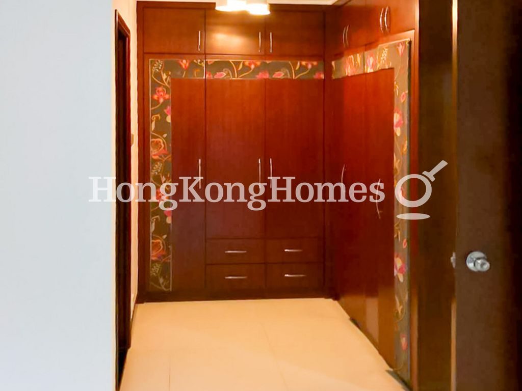 Built-in Wardrobe in Master Bedroom — Baguio Villa - Block 22, Pokfulam