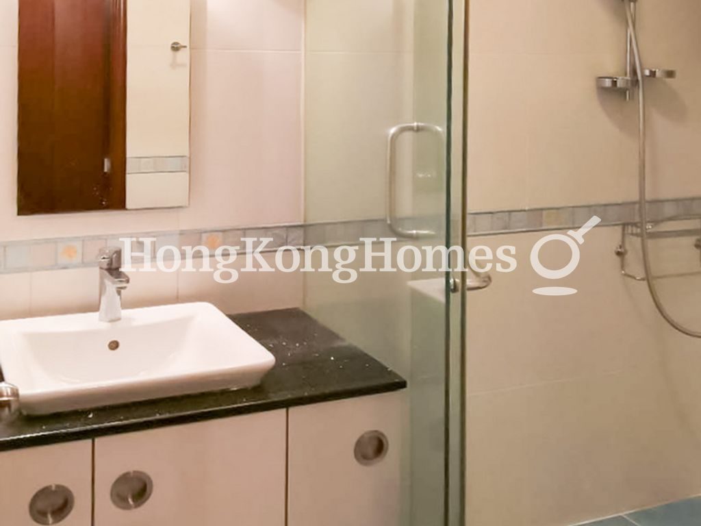 Guest Bathroom — Baguio Villa - Block 22, Pokfulam