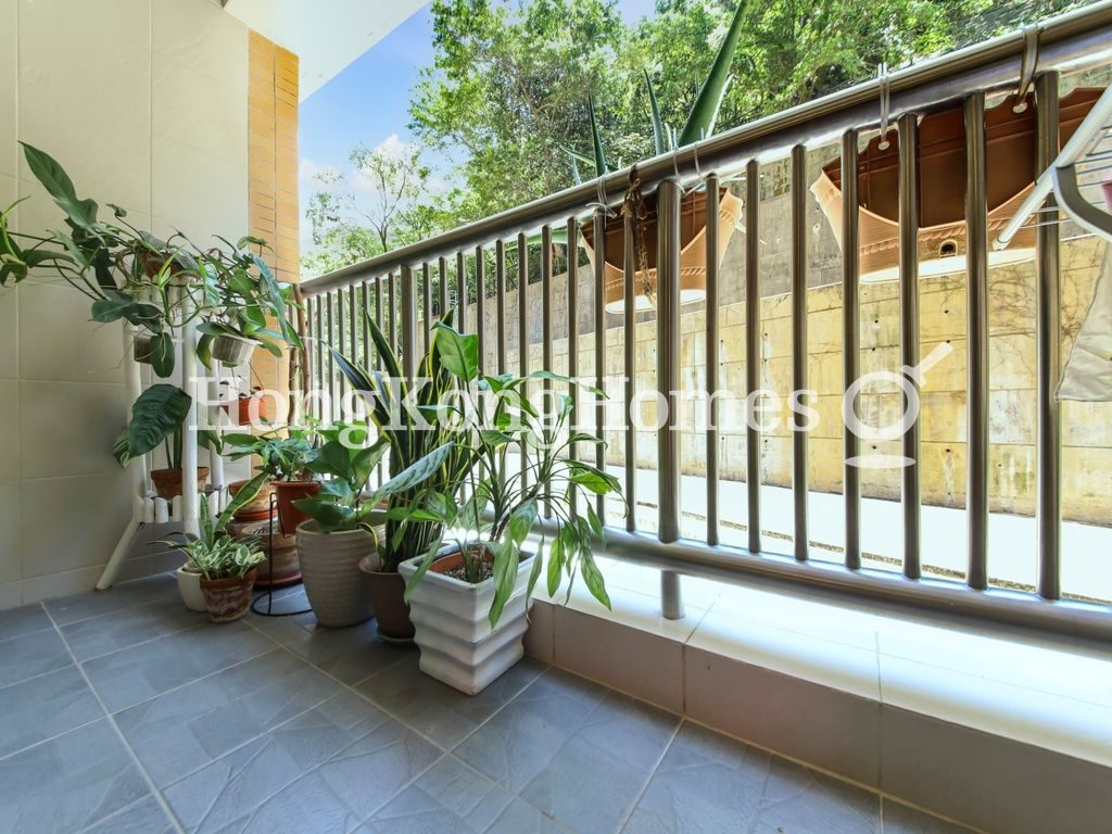 Balcony off Living and Dining Room — 碧瑤灣 - 第26座，薄扶林