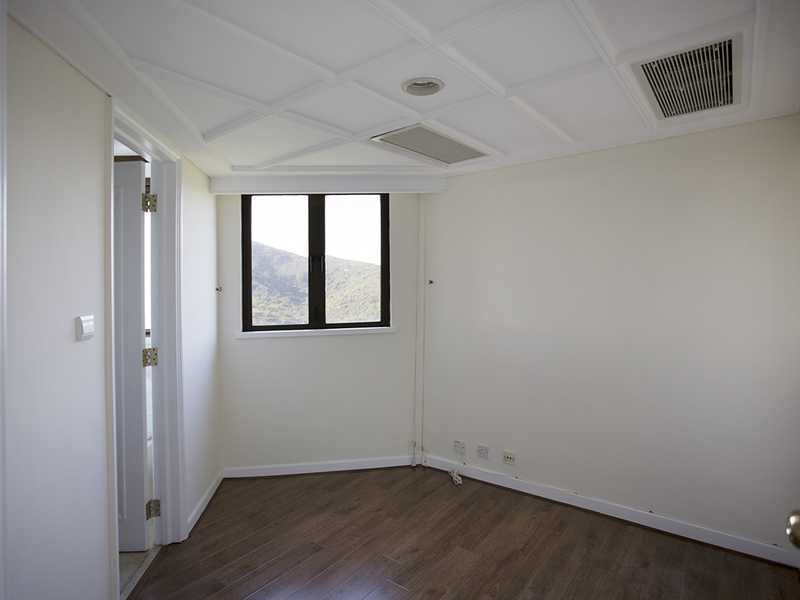 photo 9 — Hong Kong Parkview Twr 4, Repulse Bay