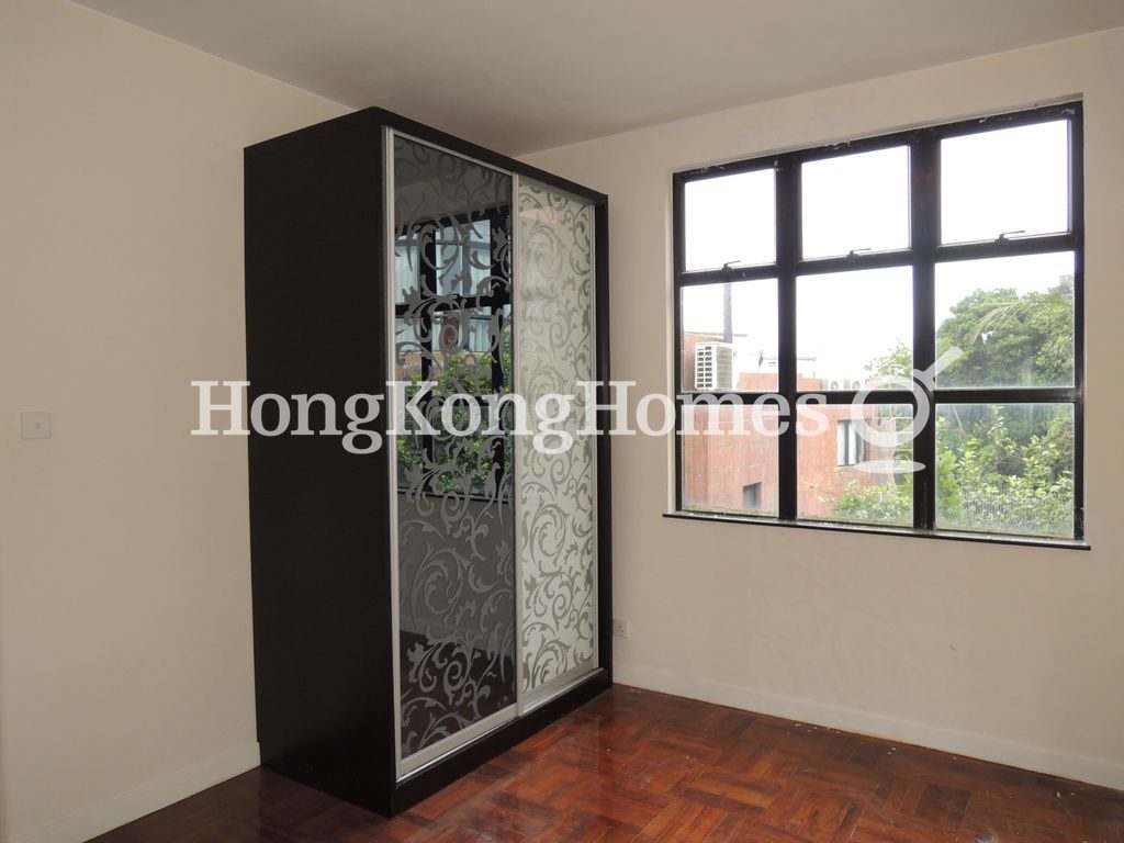 Built-in Wardrobe in Master Bedroom — 金璧花園，西貢