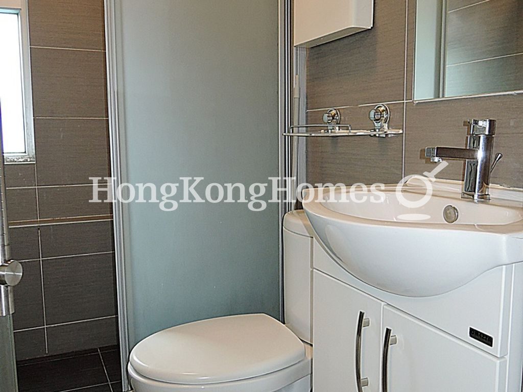 Bathroom — Amber Lodge, Central