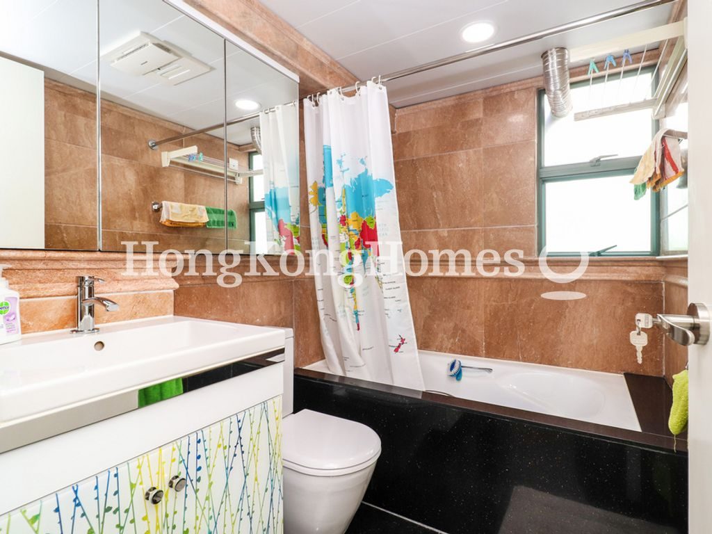 Guest Bathroom — 東山臺18號，東半山