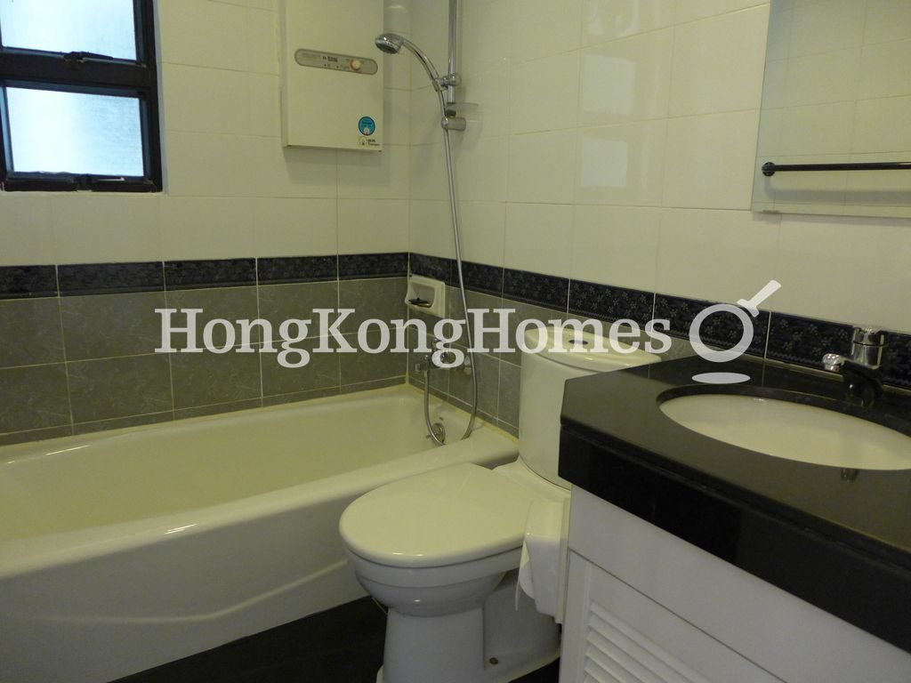 Guest Bathroom — 駿豪閣，西半山