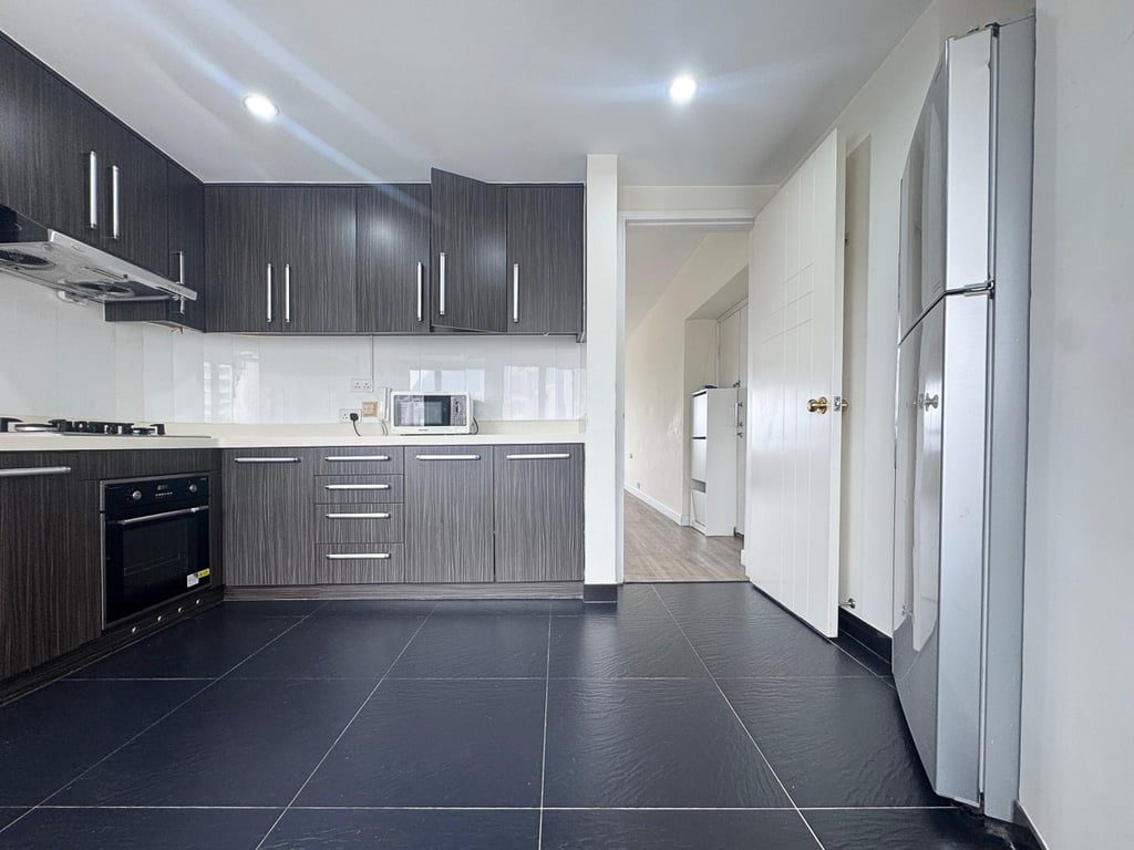photo 11 — Birchwood Place, Mid Levels Central