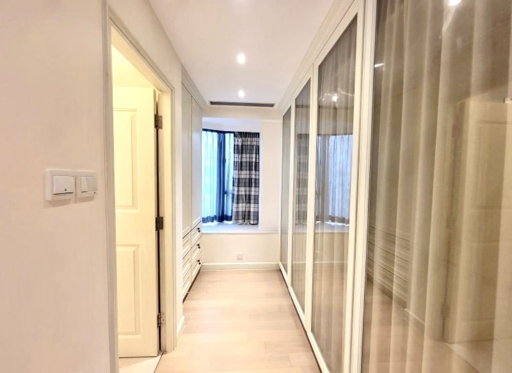 photo 5 — Hillsborough Court, Mid Levels Central