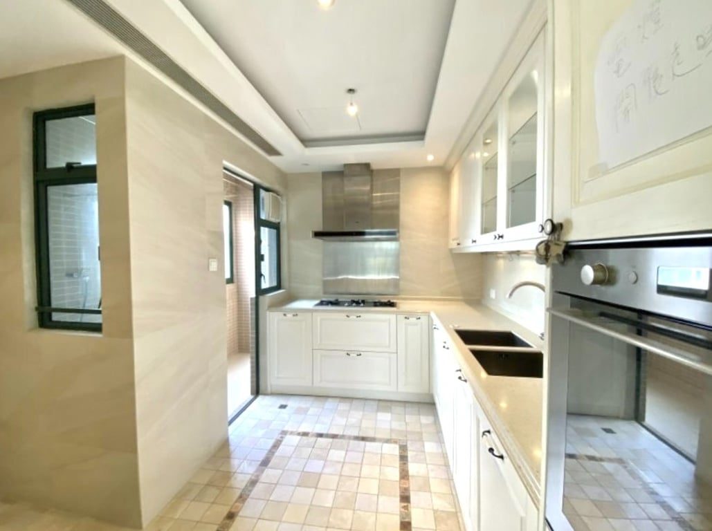 photo 8 — Hillsborough Court, Mid Levels Central