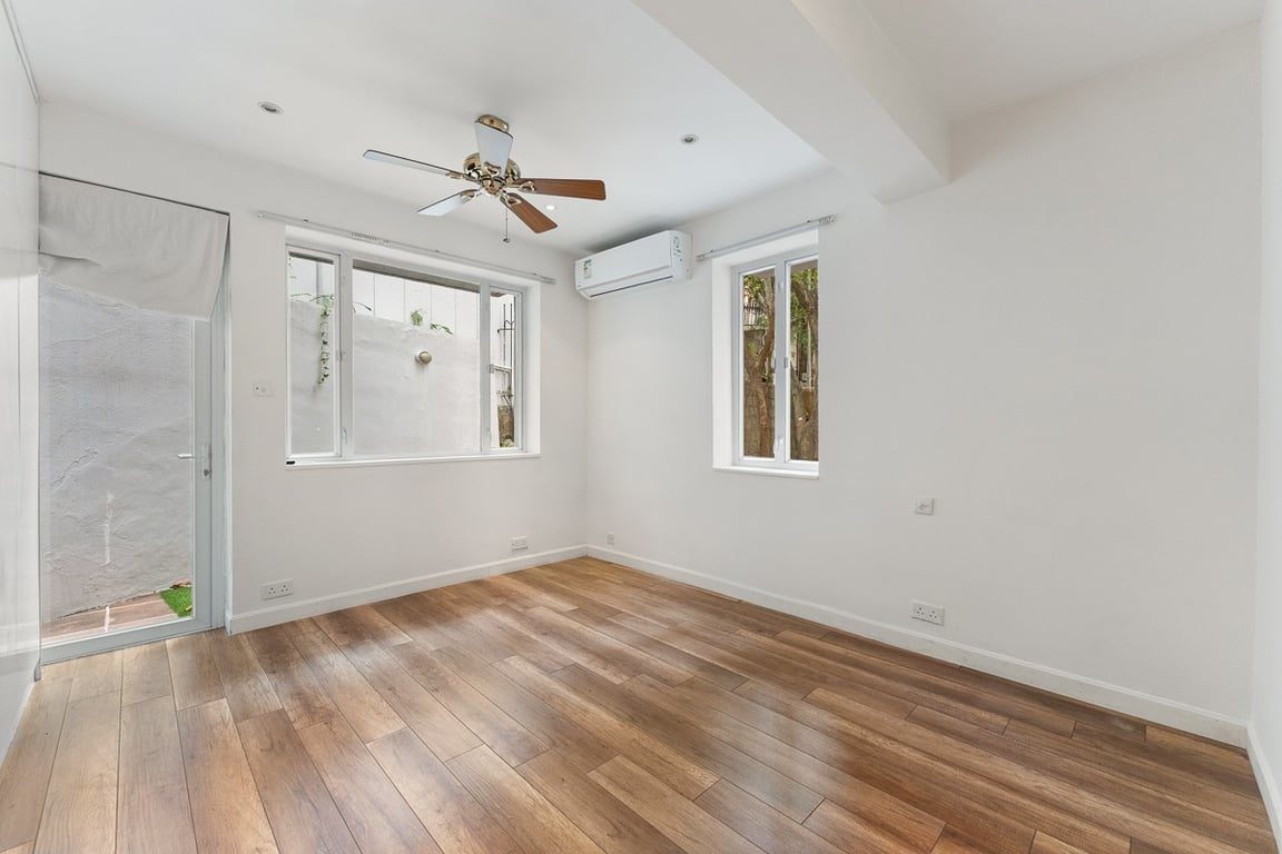 photo 8 — Peace Court, Mid Levels West