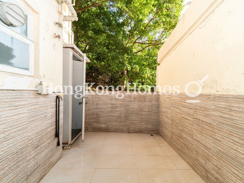 Private Terrace off Kitchen — 碧瑤灣 - 第26座，薄扶林