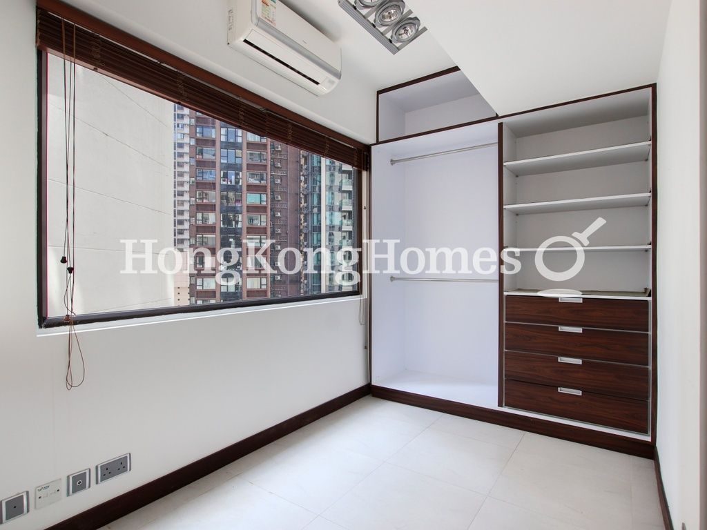 Walk-in Closet in Bedroom — 嘉輝大廈，西半山