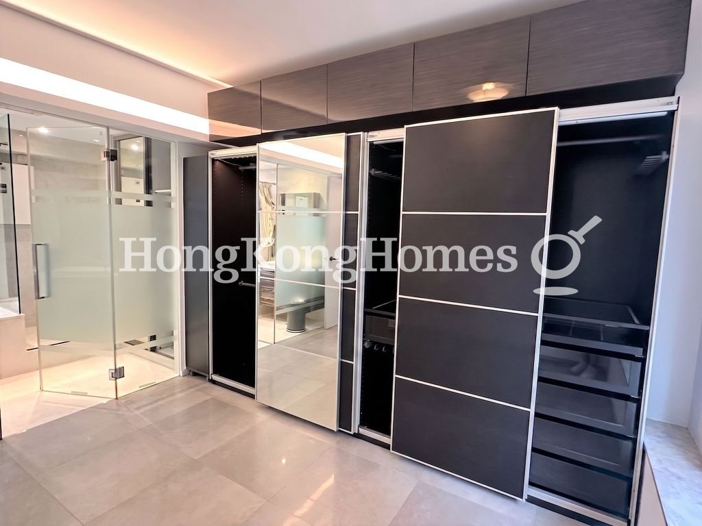 Built-in Wardrobe in Master Bedroom — 匯翠台 - 第02座，跑馬地