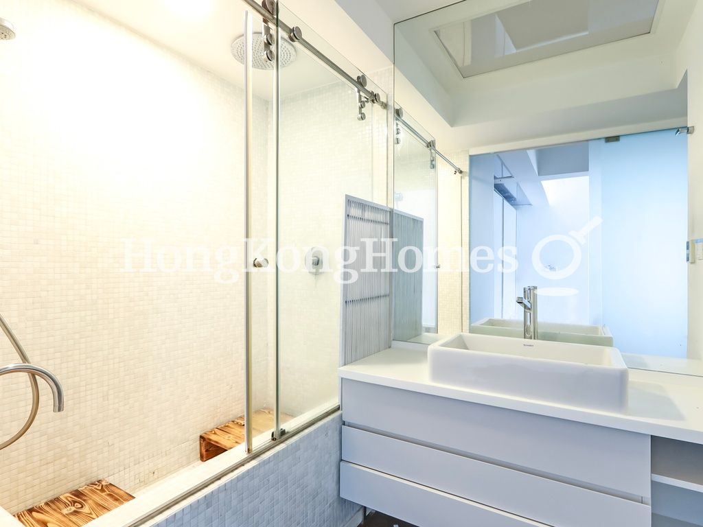 Master Bathroom — Kent Mansion, North Point