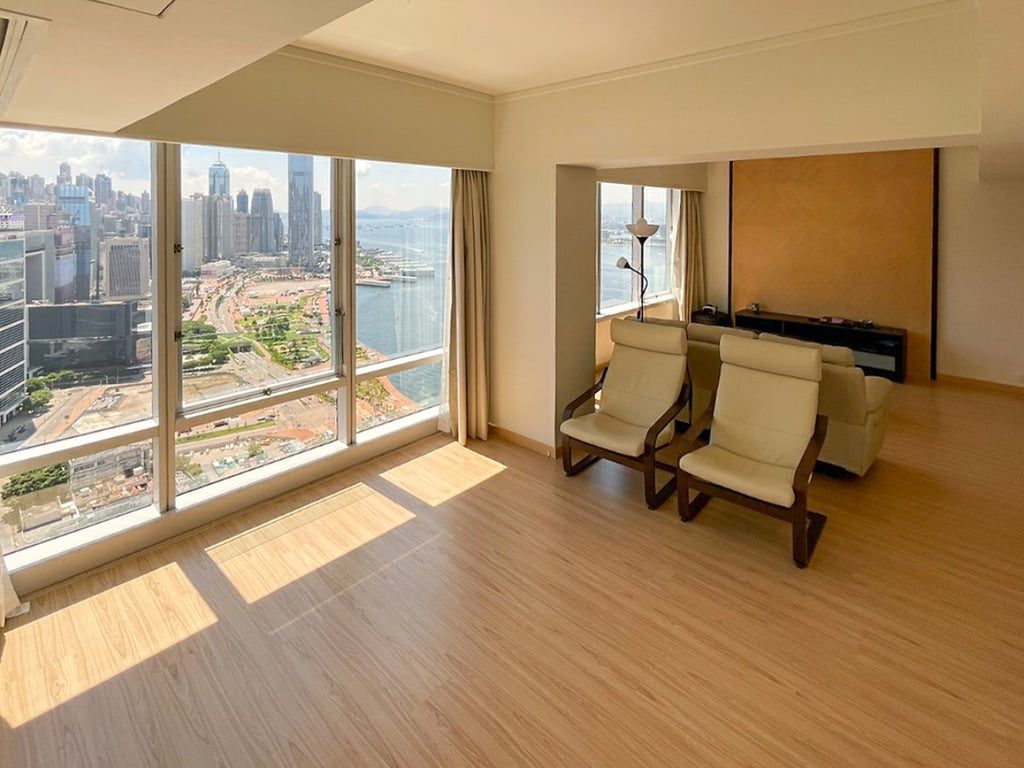 photo 3 — Convention Plaza Apartments, Wan Chai