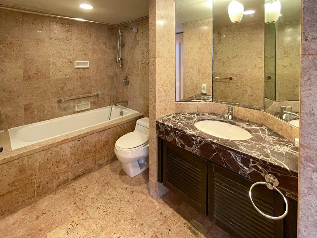 photo 8 — Convention Plaza Apartments, Wan Chai