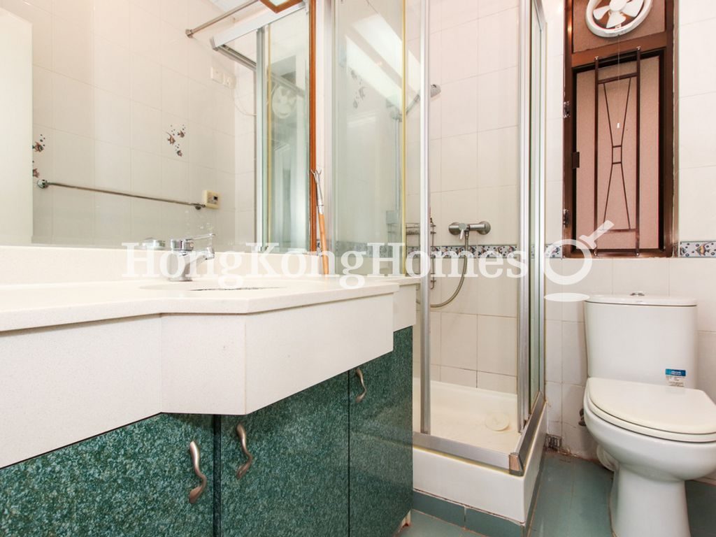 Guest Bathroom — 平安大廈，西半山