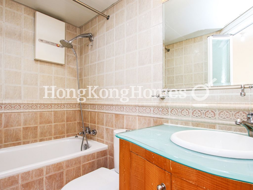 Master Bathroom — 龍華花園 1座，大坑
