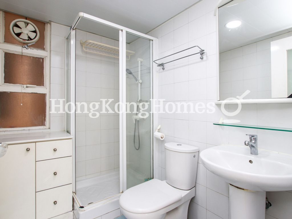 Guest Bathroom — 龍華花園 1座，大坑