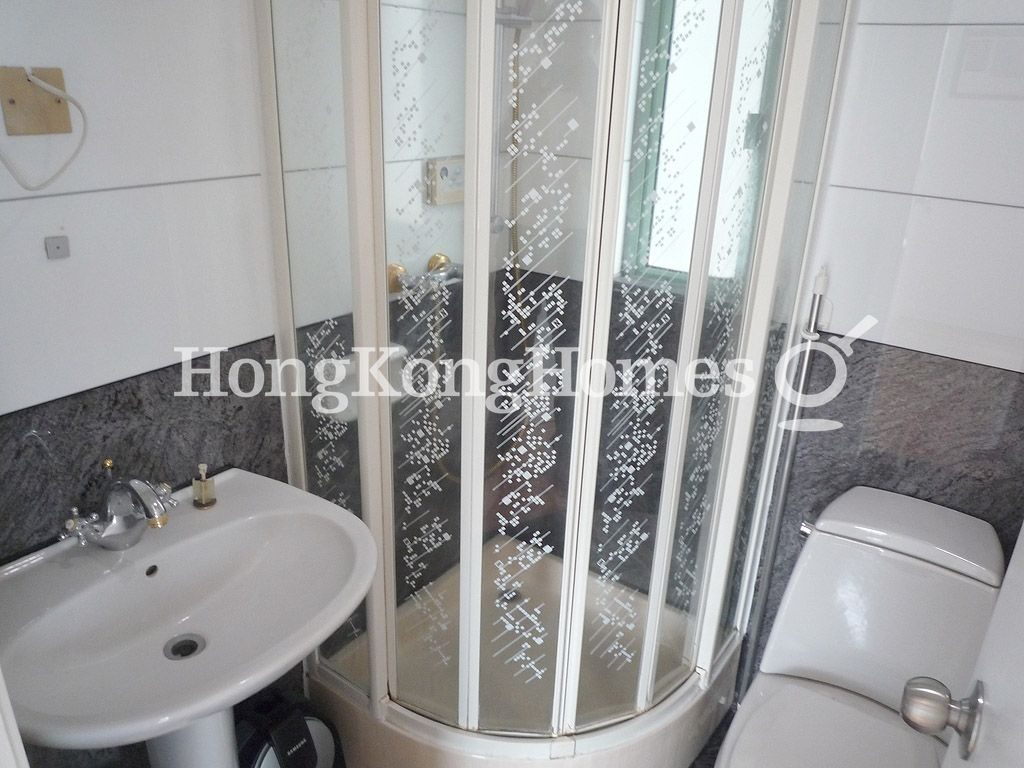 Guest Bathroom — 皇朝閣，中半山