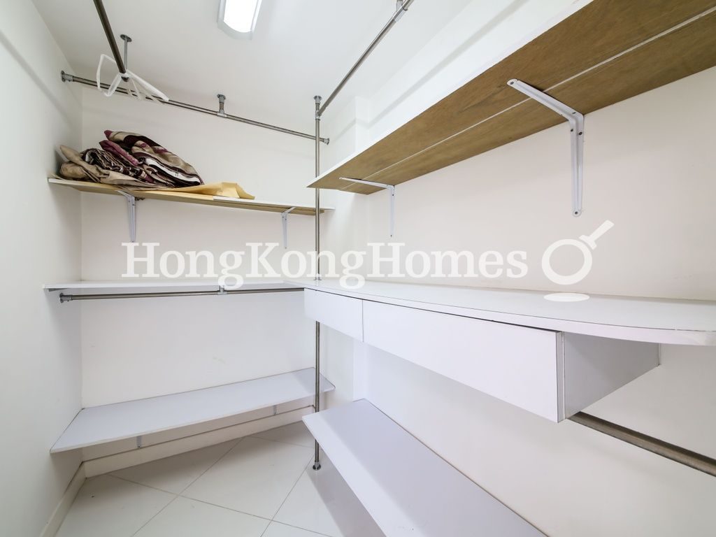 Walk-in Closet in Master Bedroom — 太古城 - 青松閣，太古城