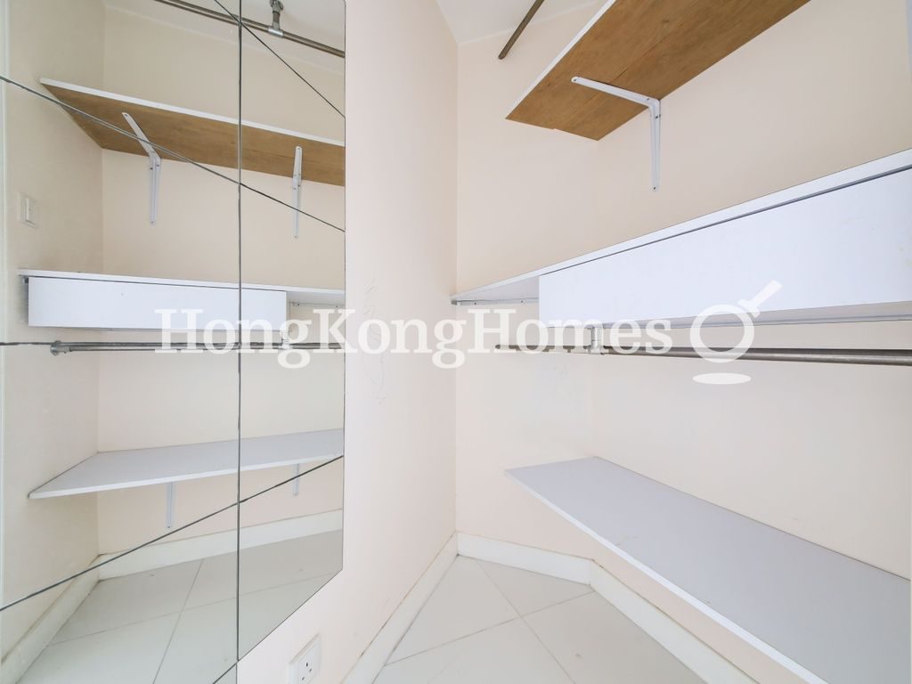 Walk-in Closet in Second Bedroom — 太古城 - 青松閣，太古城