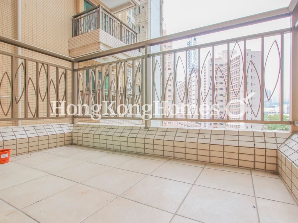 Balcony off Living and Dining Room — 尚翹峰 3 座，灣仔