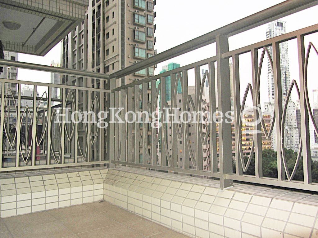 Balcony off Living and Dining Room — 尚翹峰 2 座，灣仔