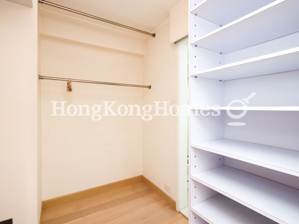 Walk-in Closet in Master Bedroom — 碧瑤灣 - 第21座，薄扶林