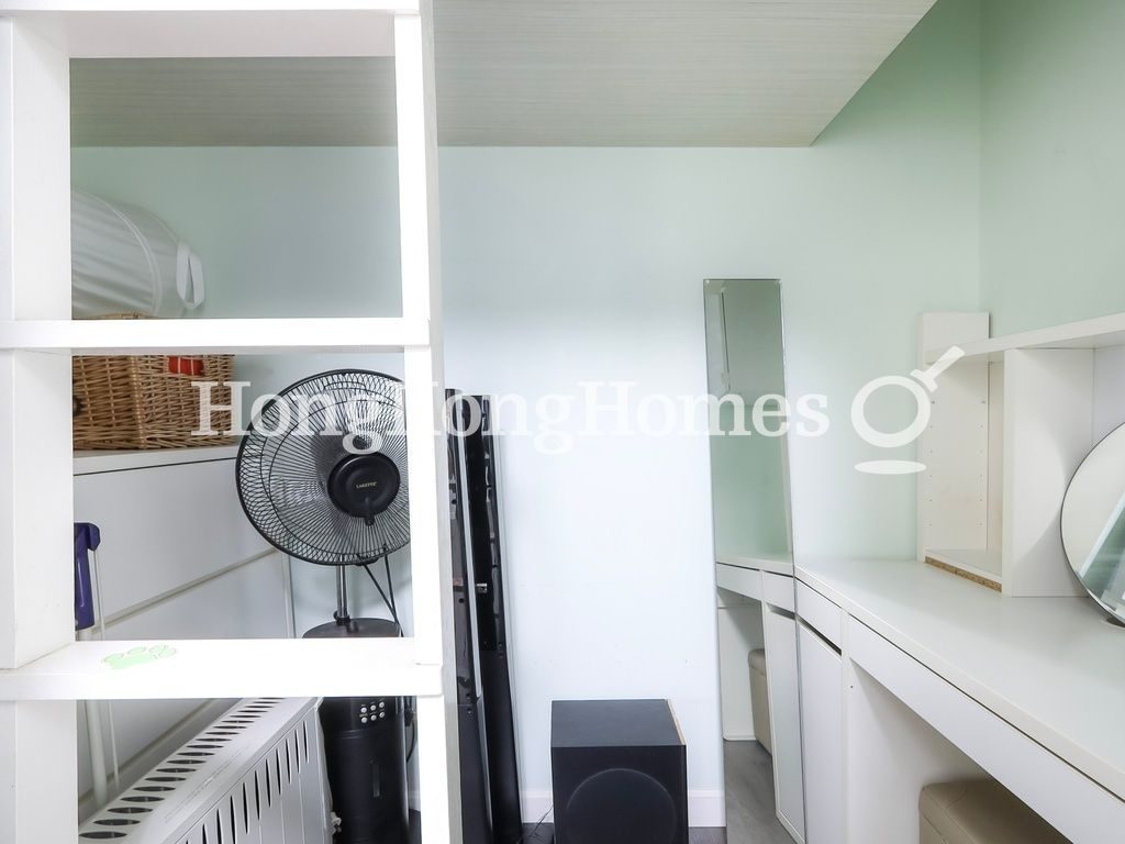 Closet in the Master Bedroom — 暢園，西半山