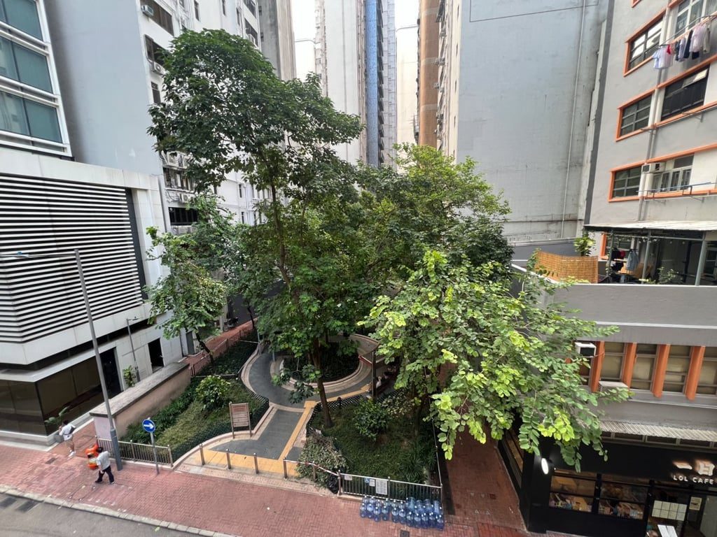 photo 4 — Kam Fung Building, Sheung Wan