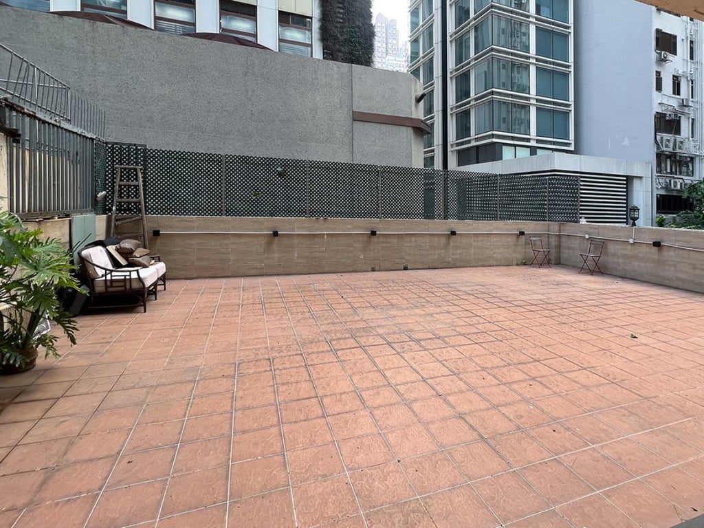 photo 5 — Kam Fung Building, Sheung Wan