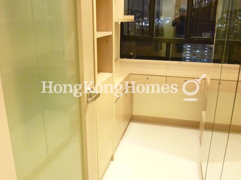 Walk-in Closet in Master Bedroom — 光明臺 1 座，大坑