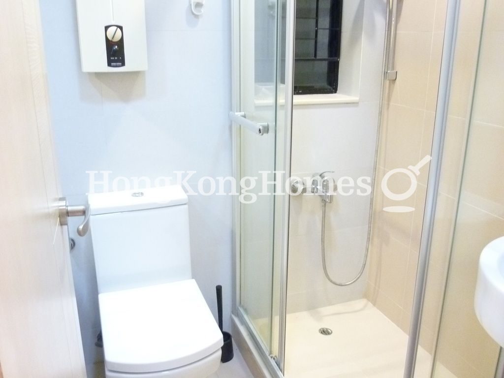 Guest Bathroom — 光明臺 1 座，大坑