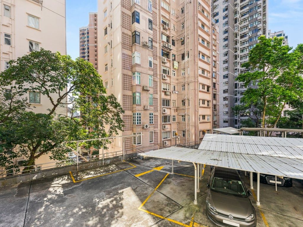 photo 2 — Alpine Court, Mid Levels West