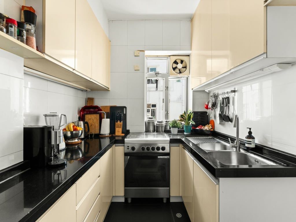 photo 8 — 39 Lyttelton Road, Mid Levels West