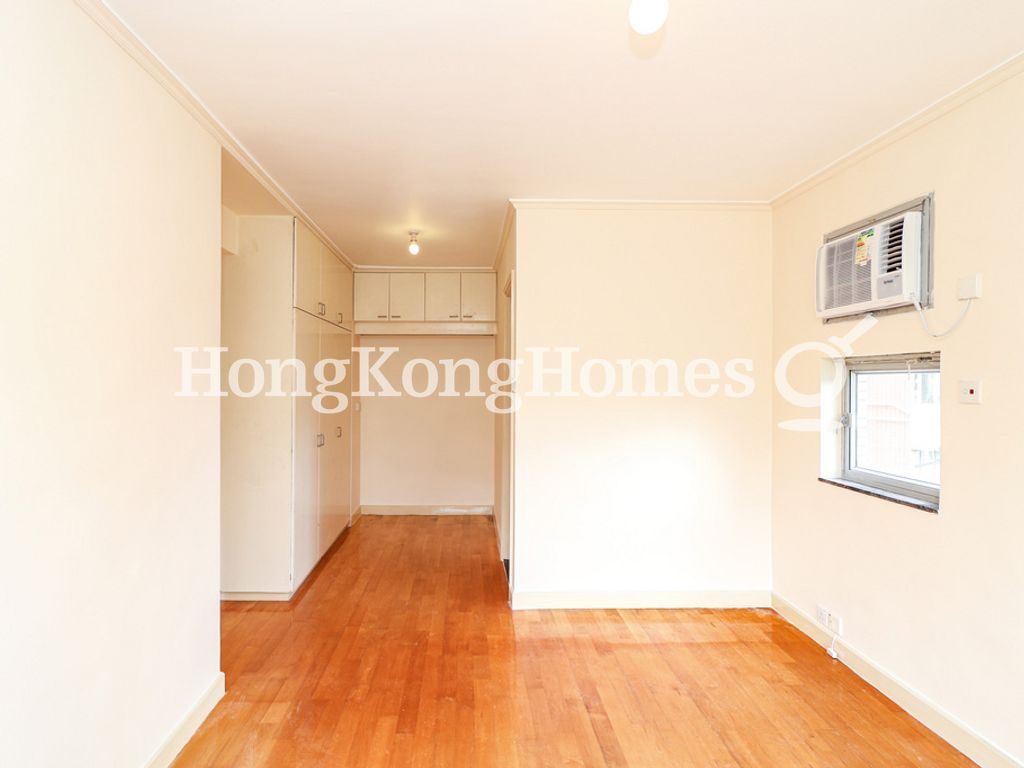 Built-in Wardrobe in Master Bedroom — 碧瑤灣 - 第21座，薄扶林