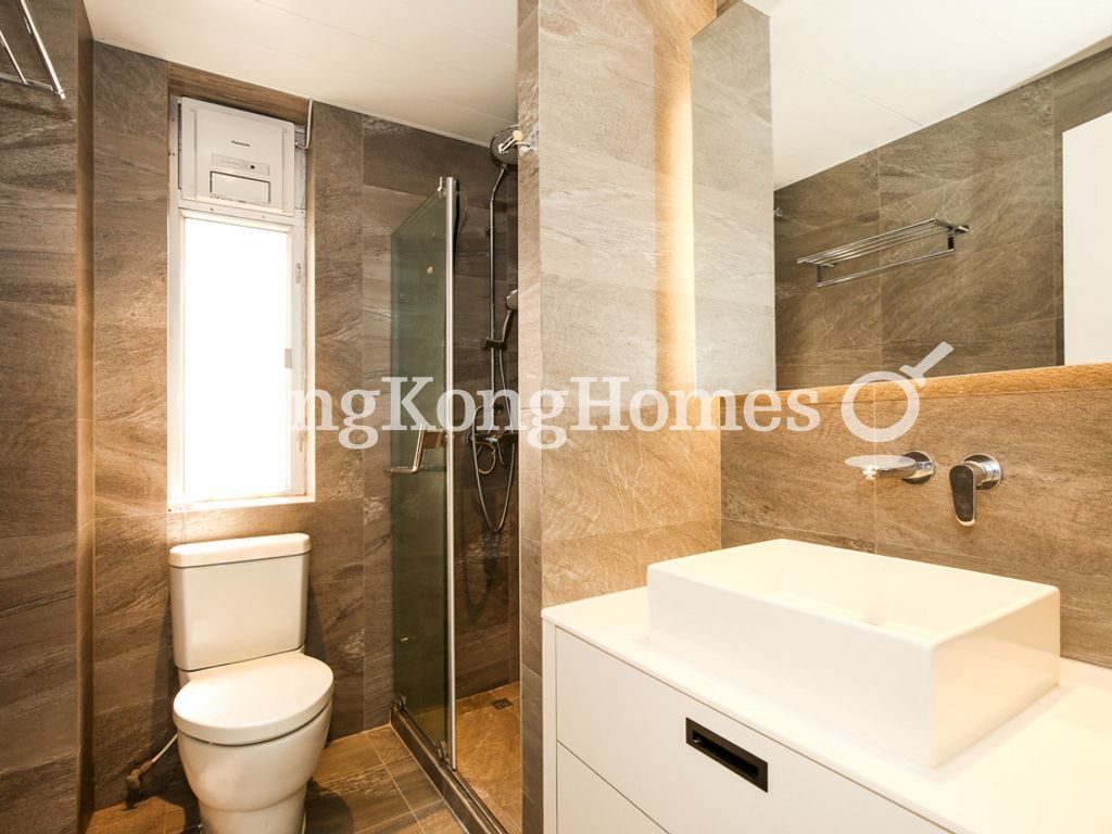 Guest Bathroom — Blue Pool Lodge, Happy Valley