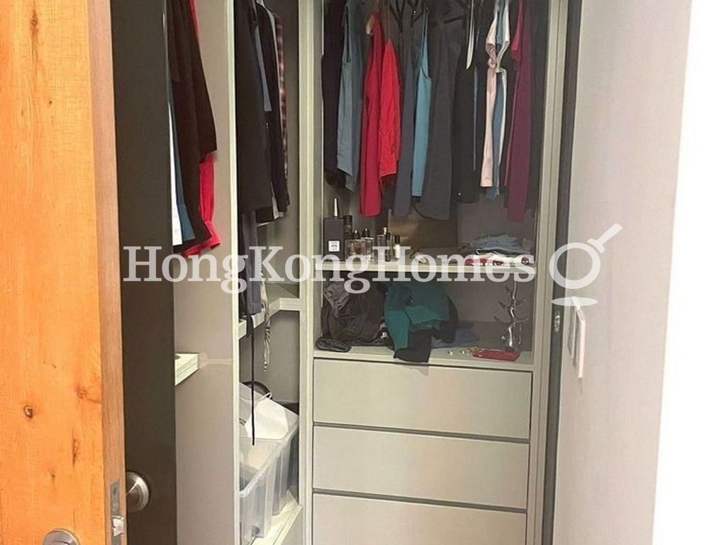 Walk-in Closet in Master Bedroom — 康德大廈，北角